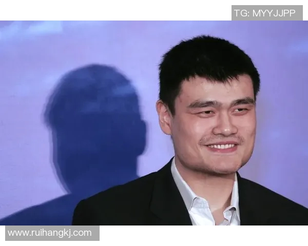 姚明街头遭遇粉丝热情反应引发热议网友纷纷点赞其亲民形象