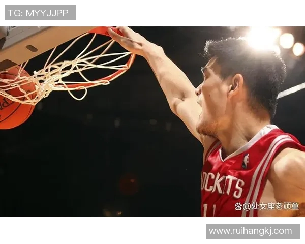 罗伊与姚明的巅峰对决回顾：篮球传奇的交锋与友谊