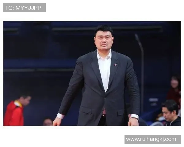 姚明入住宾馆引发热议球迷纷纷围堵争相合影留念