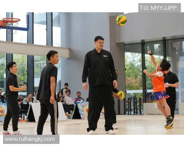 姚明传球技艺超群展现篮球智慧助攻精彩瞬间 姚明传球技艺超群展现篮球智慧助攻精彩瞬间