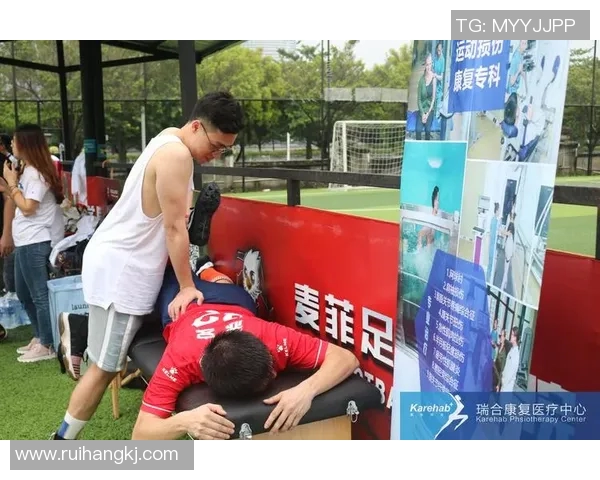 足球明星亲身体验按摩疗法揭秘运动员放松与恢复的秘密